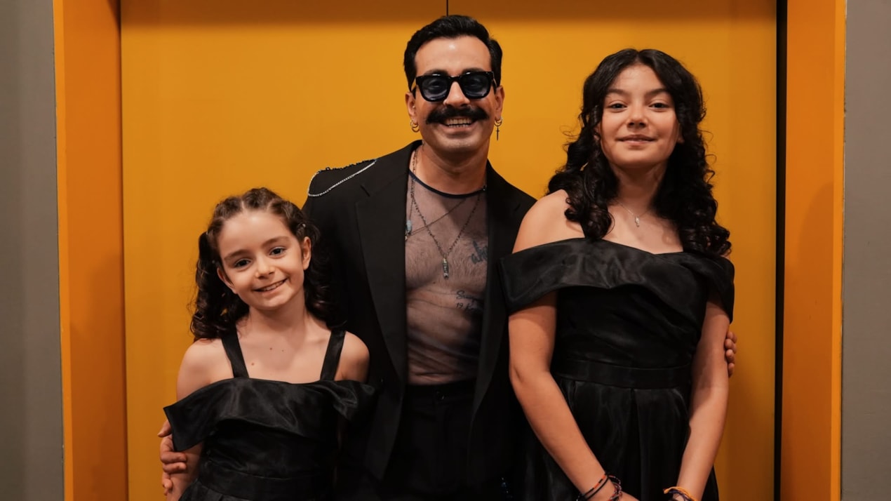 Gökhan Türkmen'den duygulandıran performans: Kızlarıyla birlikte sahne aldı