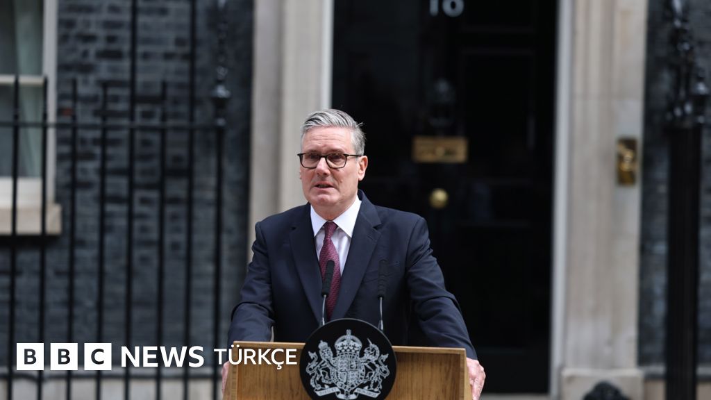 陌ngiltere'de Ba艧bakan Keir Starmer istifa etti