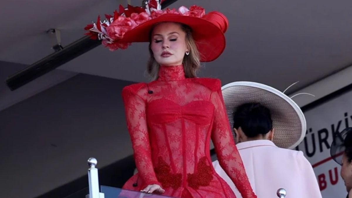 100'üncü Gazi Koşusu'ndaki şapka ve kıyafetler, İngilizlerin Royal Ascot'undan geri kalmadı