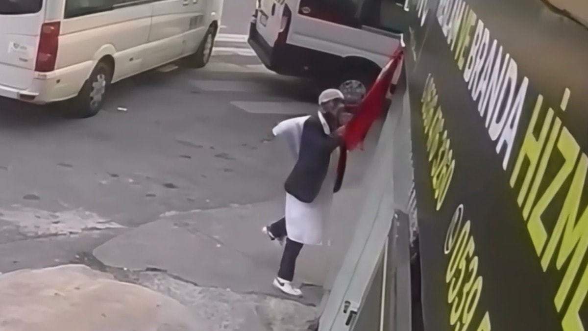 Türk bayrağını sökerek yere attı! Savunması pes dedirtti