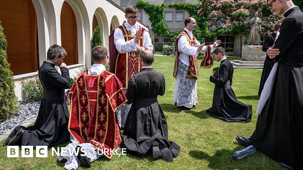 Katolik Kilisesi'nde 'bölünme': Aşırı muhafazakar grup aforoz edildi