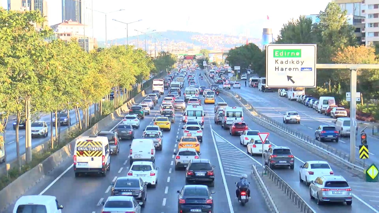 İstanbul’da okullar açıldı, trafik çilesi başladı