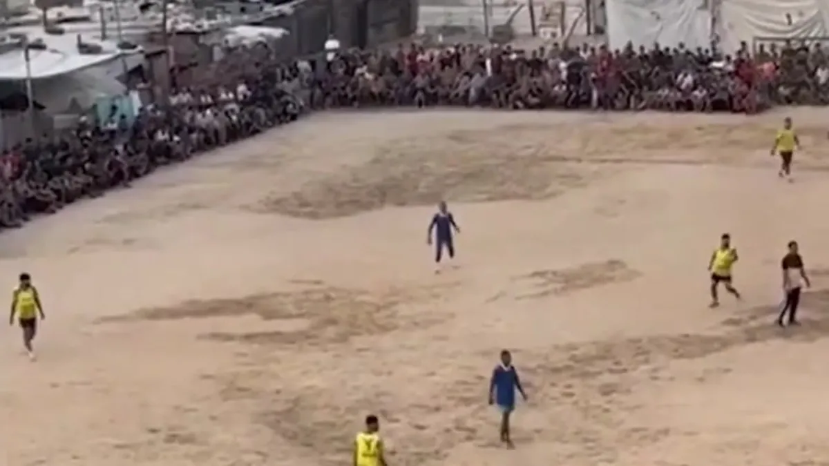 Gazze'de yerinden edilen futbolcular çadırlar arasında dostluk maçı yaptı!