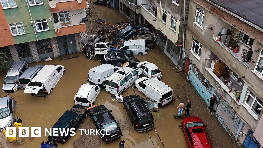 陌stanbul'da '84 y谋l谋n' en a臒谋r ya臒谋艧谋: 陌ki ki艧i 枚ld眉, okullar cuma g眉n眉 de tatil